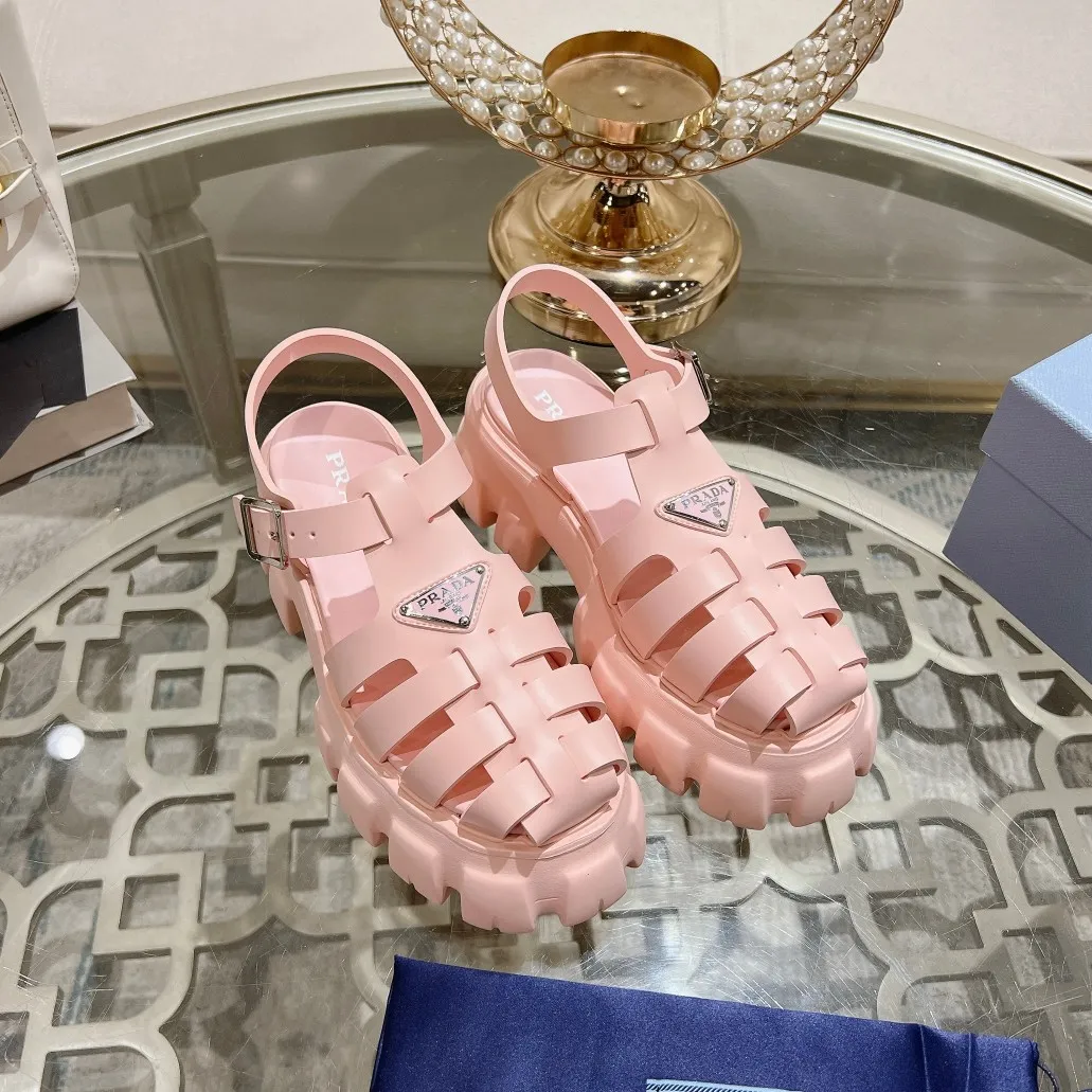 👟👟Ex-factory price 440👟👟 Prada's new spring and summer sawtooth Roman thick-soled rubber sandals, retro, fashionable and avant-garde gear teeth 55mm, thick-soled soles with rubber uppers, making the whole pair of shoes light and comfortable, bright colors, satisfying a variety of choices for fashionable people with different styles! The iconic metal triangle logo is paired with the shape of ancient beach sandals. Every design element is fashionable! Code number 35-40